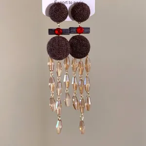 Pendientes vintage de madera con borlas, pedrería roja y botones de tela suave