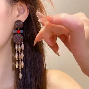 Pendientes largos de borla de estilo étnico vintage con agujas de plata y cuentas de madera