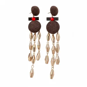 Pendientes étnicos vintage con borlas, esferas marrones y cuentas metálicas doradas