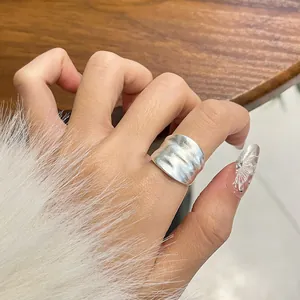 Elegante matzilveren verstelbare ring met onregelmatige textuur aan de dames wijsvinger