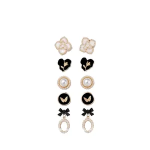 Lot de 5 paires de boucles d'oreilles vintage françaises en perles et fleurs noires.