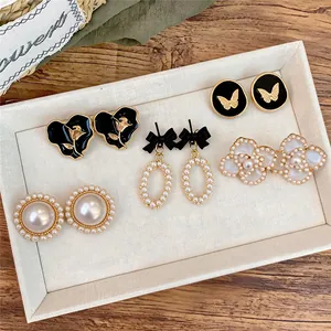 Vue macro de cinq paires de boucles d'oreilles en perles et émail de style vintage
