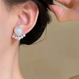 Gros plan détaillé de boucles d'oreilles perles vintage françaises avec aiguille en argent