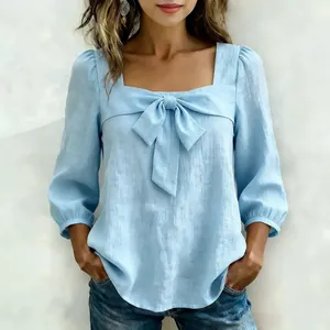 Hellblaue Bluse mit quadratischem Ausschnitt und dekorativer Schleife