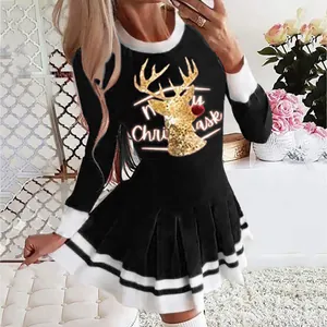 Detail des schwarzen Plissee-Partykleids mit einem goldenen Rentier-Weihnachtsdruck