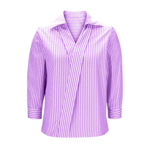 Vista frontale di una camicia a righe viola con scollo a V e maniche a tre quarti su bianco