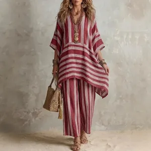 Completo boho a righe bianche e rosse con top scollo a V ampio e pantaloni larghi.
