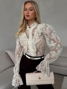 Detailaufnahme einer eleganten weißen Spitzenbluse mit Rüschen und ausgestellten Ärmeln