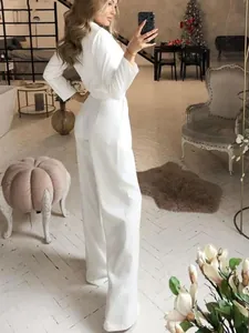 Eleganter weißer Jumpsuit im neuen chinesischen Stil mit schrägem Verschluss und weitem Bein.