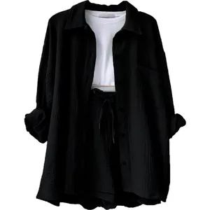 Detail eines schwarzen Damen-Sets aus Crinkle-Gaze mit Shirt und weißem Innentop.