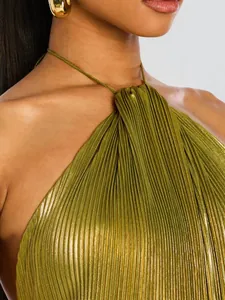 Detailaufnahme eines olivgrünen, plissierten Metallic-Halterkleids mit Glanzeffekt.