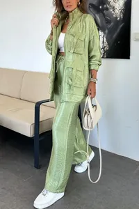Elegante set due pezzi verde chiaro lucido con giacca cargo e pantaloni a gamba dritta da donna