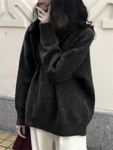 Vue détaillée d'un pull en maille gris anthracite surdimensionné de style rétro