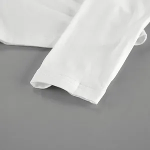 Primer plano del puño de la manga de una camiseta de modal blanco con costuras