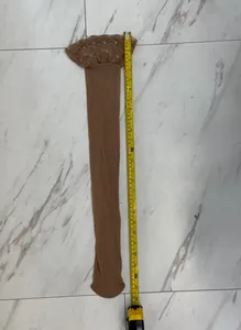 Detailansicht der kaffeefarbenen Spitzen-Kniestrümpfe mit Längenmessung bei etwa 66 cm