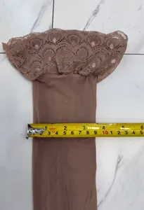 Detaillierte Messung der Breite der braunen Nylon-Oberschenkelstrümpfe mit Pfauenspitze.
