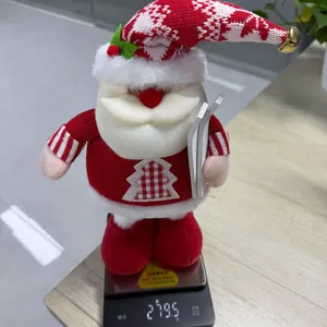 Ένα λούτρινο στολίδι Άγιου Βασίλη που ζυγίζεται σε ψηφιακή ζυγαριά στα 279,5 γραμμάρια.