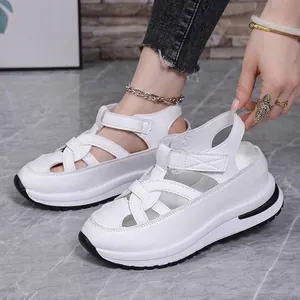 Stijlvolle witte Romeinse sandalen met sleehak en klittenbandsluiting voor dames