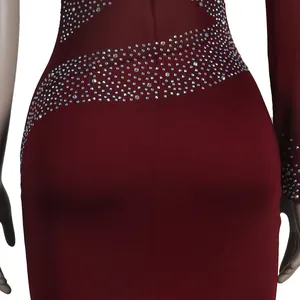 Detalle de un vestido granate con patrones de diamantes de imitación y paneles de malla