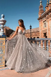Elegante vestido largo plateado con lentejuelas y escote en V para ocasiones.