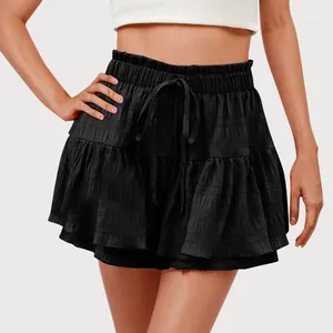 Vista dettagliata di una gonna pantalone nera con volant e coulisse regolabile in vita