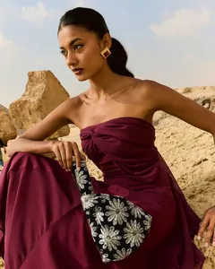 Robe bustier élégante en mousseline bordeaux avec torsion devant et détail de ruban latéral