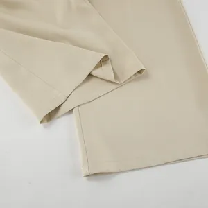 Detailaufnahme der khakifarbenen Hose mit weitem Bein, Stoffstruktur und Saumverarbeitung