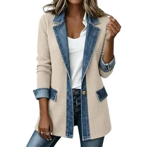 Detalle de chaqueta blazer de mujer con punto acanalado beige y diseño de denim