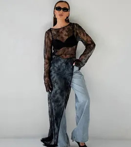 Vue détaillée d'une robe sexy en dentelle noire transparente avec une fente haute