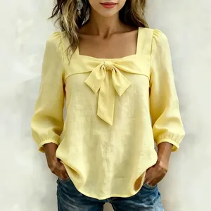 Elegante gelbe Bluse für Damen mit quadratischem Ausschnitt und großer Schleife vorne