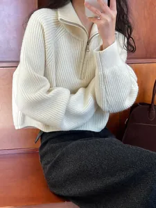 Maglione in maglia a coste color crema con collo a mezza zip in un selfie allo specchio