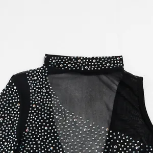 Dettaglio ravvicinato di strass scintillanti su un sexy body da discoteca in mesh nero