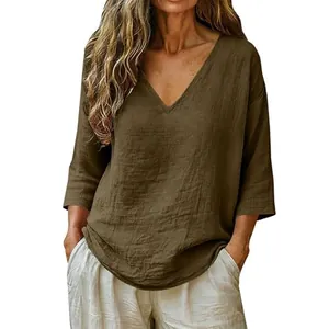 Vista detallada de la blusa de lino suelta con cuello en V para mujer en verde oliva, estilo casual