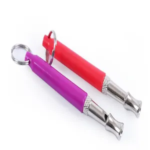 Detalle de silbatos de entrenamiento para perros rojo y morado con aros