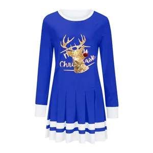 Detailansicht eines blauen Langarm-Plisseekleids mit goldenem Rentier-Weihnachtsdruck