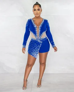Dettaglio tuta sexy blu con diamanti e perle, design trasparente ad alta visibilità