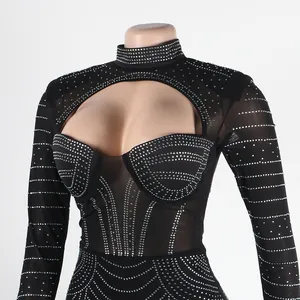 Κοντινό πλάνο σέξι μαύρου φορέματος mesh bodycon με αστραφτερά στρας και άνοιγμα στο στήθος