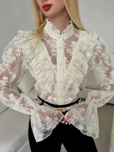 Elegante weiße Spitze Bluse mit Jacquard-Rüschen, Stehkragen und Trompetenärmeln.
