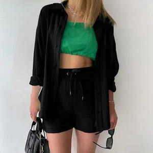 Stilvolles schwarzes zweiteiliges Set mit lockerer Bluse und Shorts
