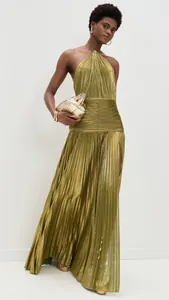 Elegantes metallisch grünes plissiertes Neckholder-Maxikleid mit hohem Schlitz