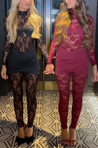 Dettaglio di tute sexy in pizzo traforato nero e bordeaux per abbigliamento club
