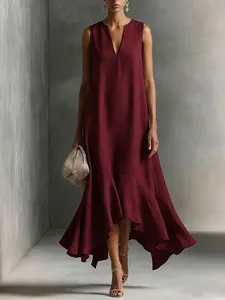 Λεπτομερής προβολή κομψού μπορντό αμάνικου μάξι φορέματος με βαθιά λαιμόκοψη V και στρίφωμα