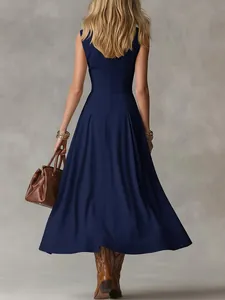 Achteraanzicht van een elegante mouwloze marineblauwe maxi-jurk in Franse stijl