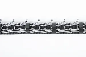 Detailaufnahme eines Erziehungshalsbands aus Edelstahl mit schwarzem Nylonband