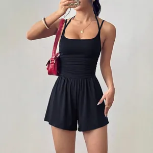 Chique zwarte halter-romper met vierkante hals en geplooide taille voor de zomer.