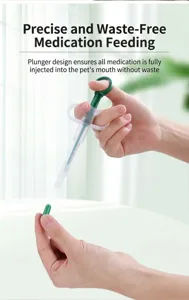 Detailansicht einer grünen Haustiermedizin-Spritzenspender für präzise Pillengabe