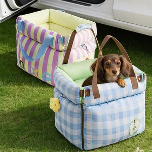 Siège auto 2-en-1 pour animaux avec motifs à carreaux et rayures sur l'herbe verte
