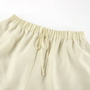 Nahaufnahme des elastischen Bunds und Kordelzugs an diesen cremefarbenen Shorts