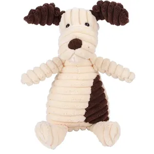 Dettaglio ravvicinato di un giocattolo in peluche per cani in velluto a coste crema.