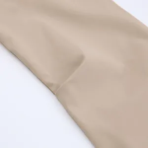 Detailopname van hoogwaardige kaki stof en stiksels voor een overhemdjurk in Franse stijl